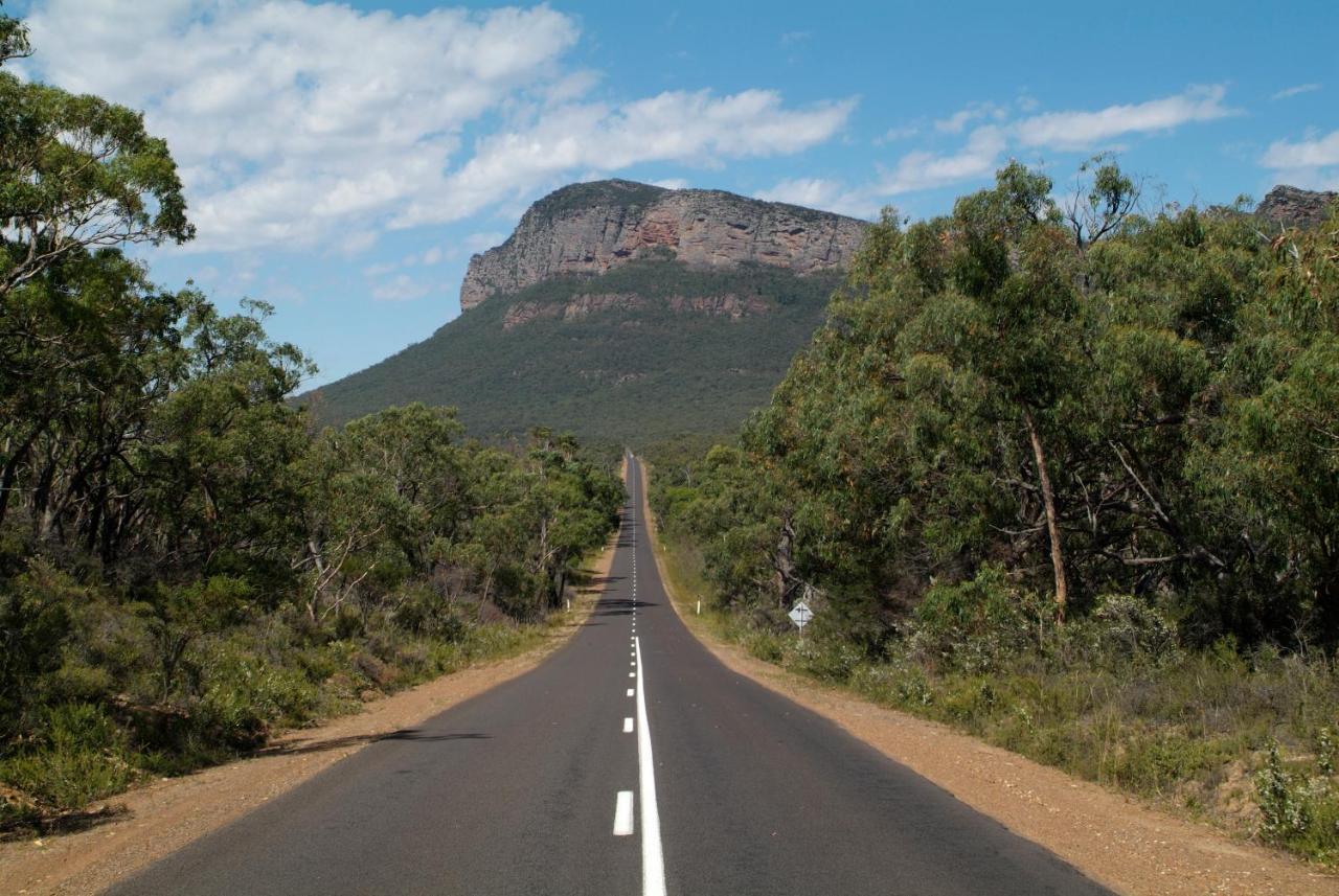 Halls Gap Lakeside Tourist Park Hotel ภายนอก รูปภาพ